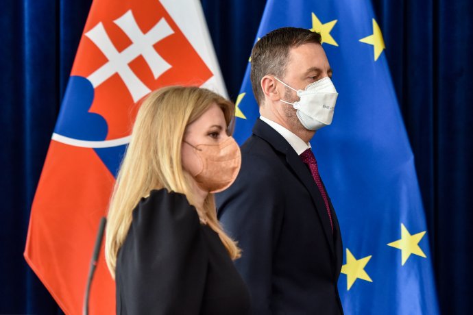 Prezidentka Zuzana Čaputová a predseda vlády Eduard Heger po skončení mimoriadneho zasadnutia Bezpečnostnej rady. Foto - TASR