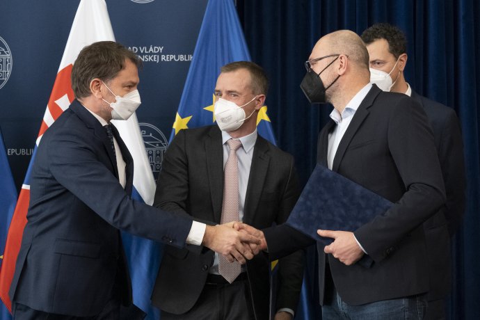 Minister hospodárstva Richard Sulík, zástupca EPH Jan Špringl a minister financií Igor Matovič po podpise memoranda so Slovenskými elektrárňami. Foto - TASR