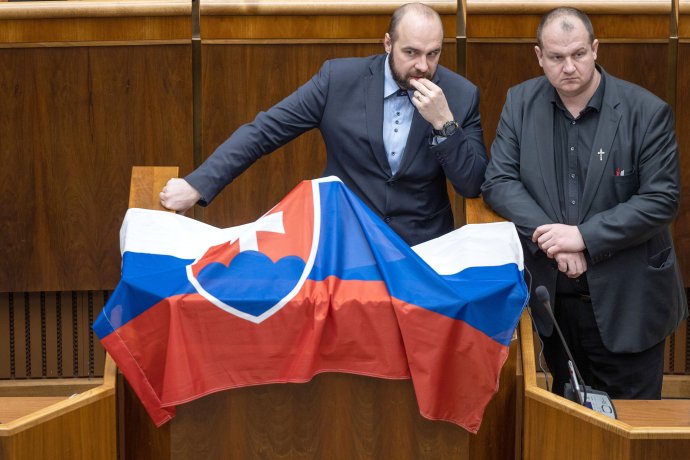 Andrej Medvecký a Peter Krupa z ĽSNS okupujú rečnícky pult. Foto N - Tomáš Benedikovič