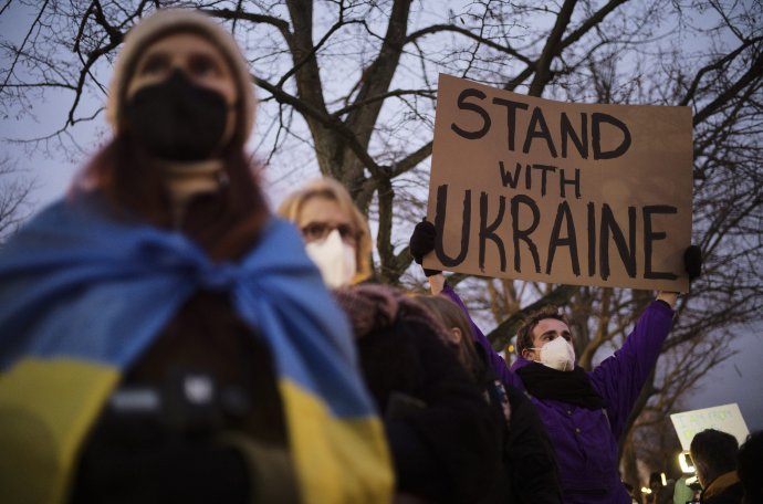 Muž drží transparent s nápisom "Stojíme pri Ukrajine" na proteste pred ruským veľvyslanectvom v Berlíne. Foto - TASR/AP