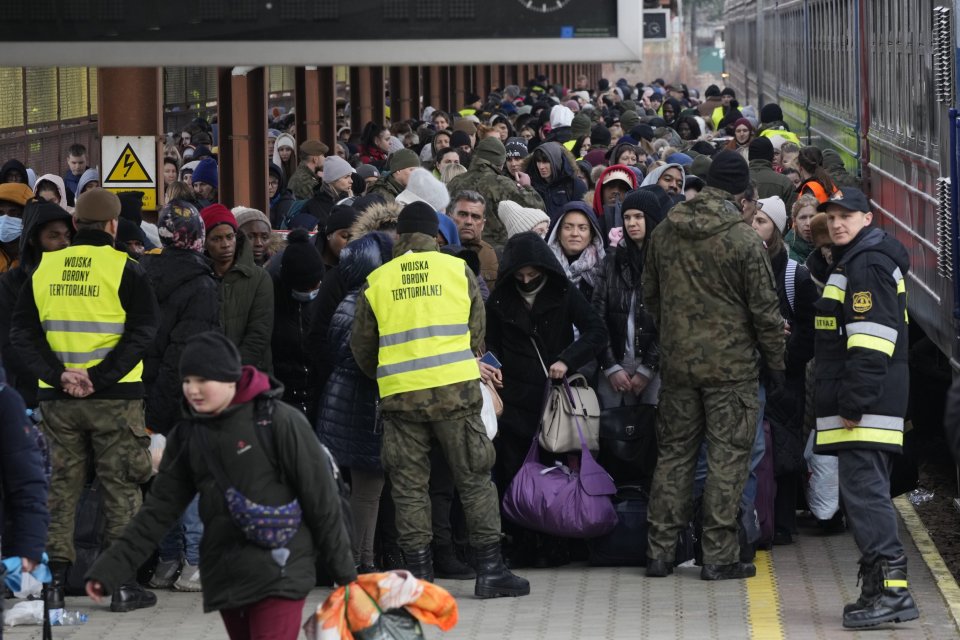 Utečenci z Ukrajiny prichádzajú na vlakovú stanicu v poľskom Przemyśli. Foto - TASR/AP