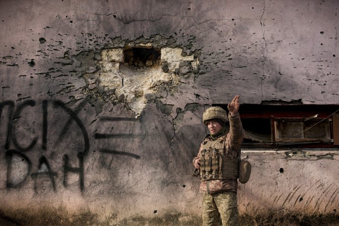 Ukrajinský vojak na frontovej línii v Luhansku. Foto - TASR/AP