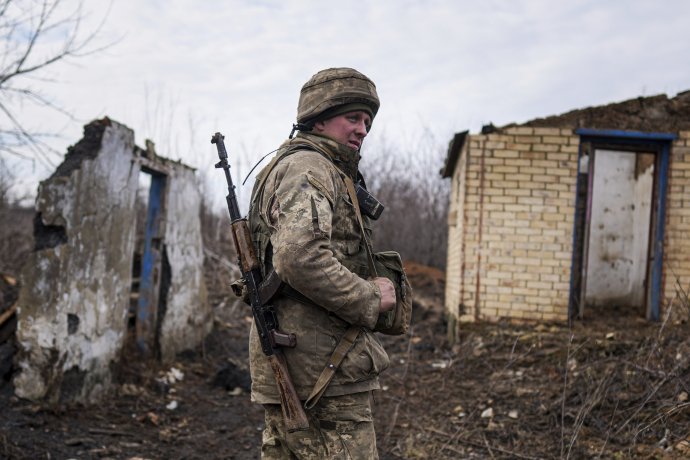 Ukrajinský vojak v Svitlodarsku na Donbase. Foto - TASR/AP