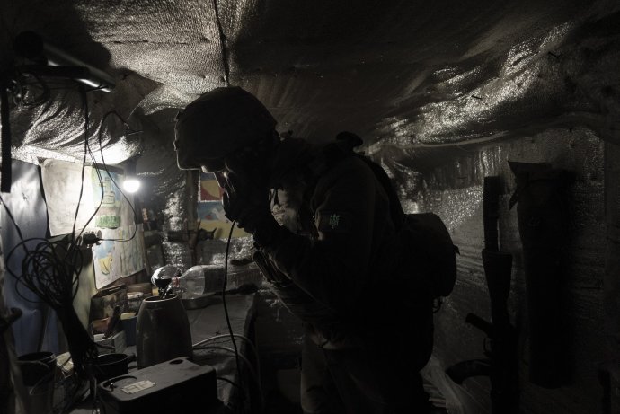 Ukrajinský vojak v úkryte neďaleko obce Zolote na Donbase. Foto - TASR/AP