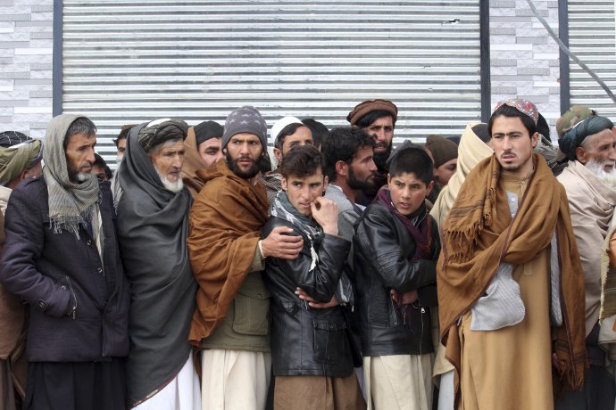 Afganskí muži čakajú na potravinovú pomoc od Svetového potravinového programu. Foto - TASR/AP
