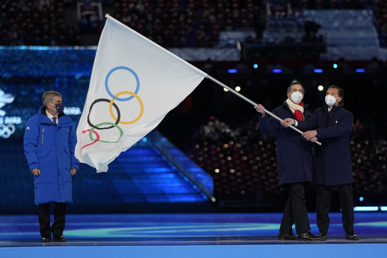 Starosta Milána Giuseppe Sala a starosta Cortiny d'Ampezzo Gianpietro Ghedina držia olympijskú vlajku. Foto - TASR/AP