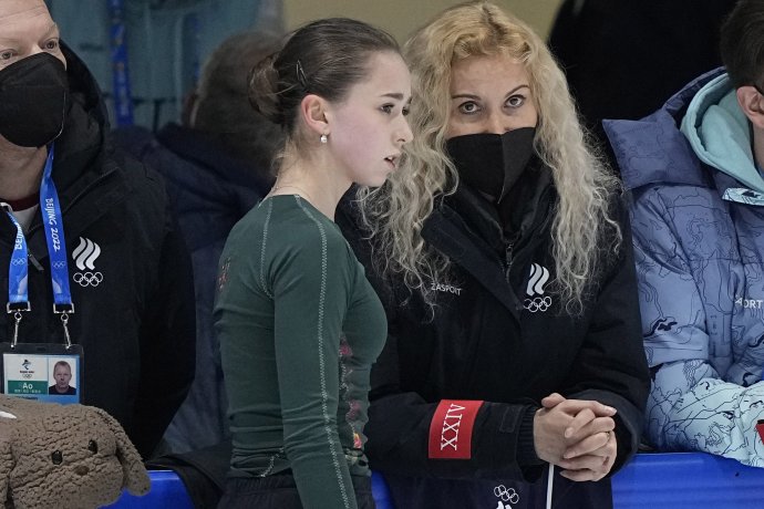 Kamila Valijevová a trénerka Eteri Tutberidzeová. Foto - TASR/AP