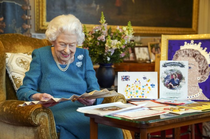 Britská kráľovná Alžbeta II. si prezerá spomienkové predmety zo svojho zlatého a platinového jubilea. Foto - TASR/AP