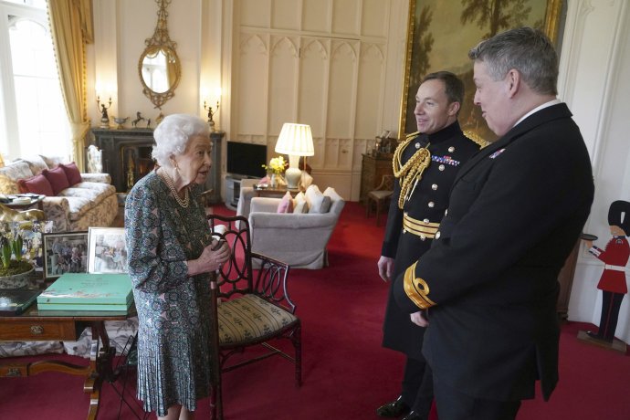 Britská kráľovná Alžbeta II. počas stretnutia s dvoma vysokopostavenými dôstojníkmi kráľovských námorných síl na Windsorskom hrade v stredu 16. februára 2022. Foto - tasr/ap