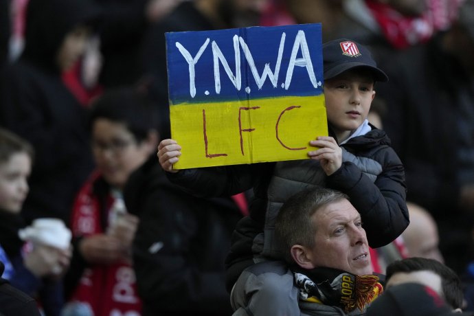 Fanúšik Liverpoolu posiela Ukrajincom odkaz z klubovej hymny „You’ll Never Walk Alone“. Nikdy nebudeš kráčať sám. Foto – AP