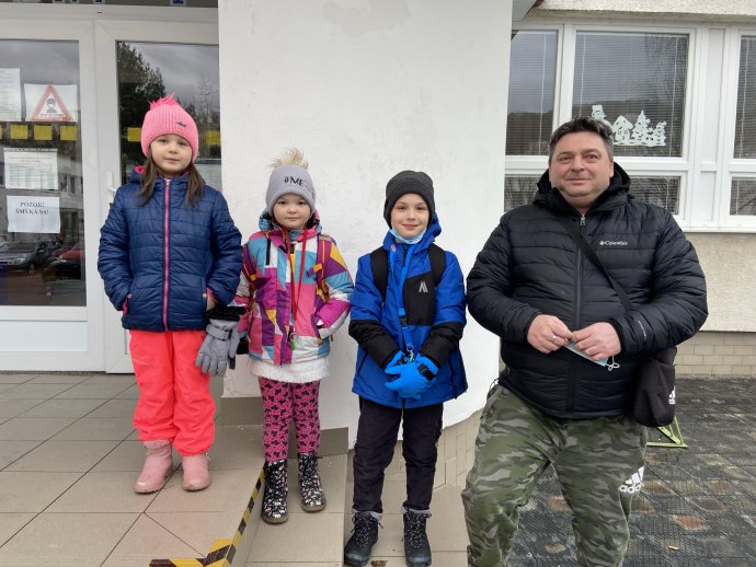Jozef Žinčák z Humenného s deťmi. Foto N - Ľudmila Kolesárová