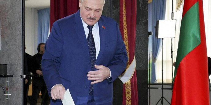 Bieloruský prezident Lukašenko počas hlasovania v dnešnom referende. Foto – TASR/AP