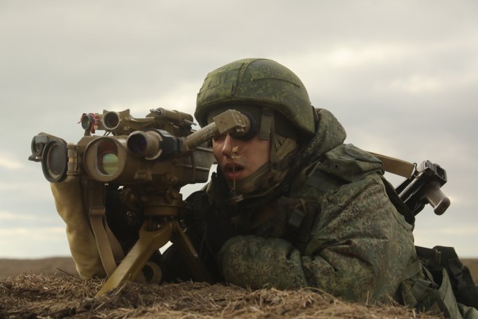Ruský vojak pri cvičení na okupovanom ukrajinskom ostrove Krym, február 2022. Foto – mil.ru
