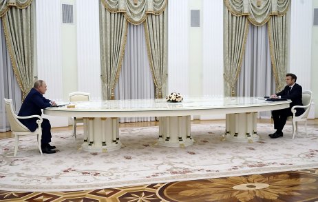 Zo stretnutia Putina s Macronom. Foto – TASR/AP