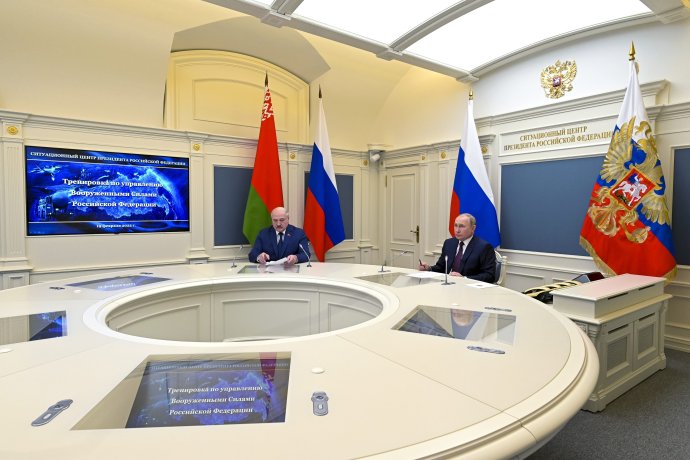 Putin a Lukašenko v Kremli sledujú odpaľovanie ruských rakiet. Foto - TASR/AP