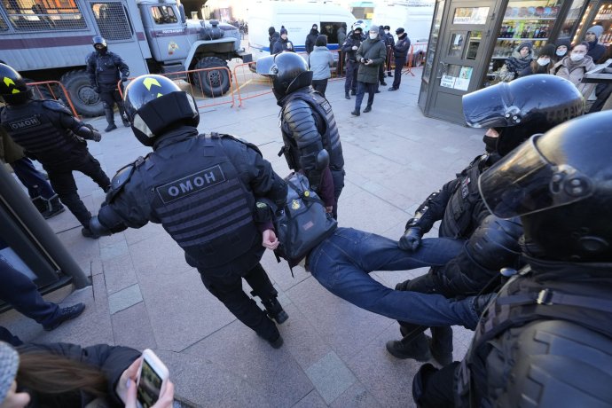 Zatýkanie protivojnového demonštranta v Petrohrade. Foto - TASR/AP