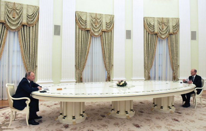 Aj Olaf Scholz sedel u Putina za nezvyčajne dlhým stolom. Foto - TASR/AP