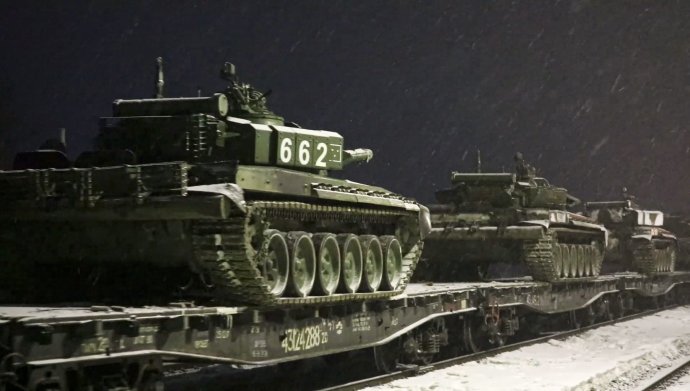 Ruské tanky na fotografii zverejnenej ruským ministerstvom obrany, ktorá má dokázať sťahovanie vojsk od hraníc s Ukrajinou. Foto - TASR/AP