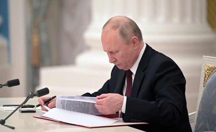Ruský prezident počas podpisovania uznania východoukrajinských regiónov za nezávislé štáty. Foto - TASR/AP