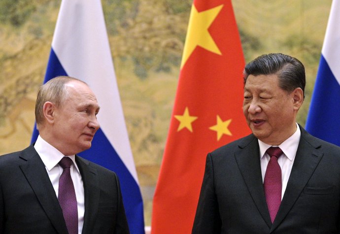 Ruský prezident Vladimir Putin a čínsky prezident Si Ťin-Pching v predvečer zimných olympijských hier v Pekingu, kde spoločne vyhlásili, že ich vzťah nemá žiadne obmedzenia. Foto - TASR/AP