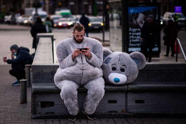 Ticho pred búrkou. Kým na Donbase sa strieľa, v&nbsp;Kyjeve s&nbsp;humorom očakávajú aj to najhoršie (reportáž)