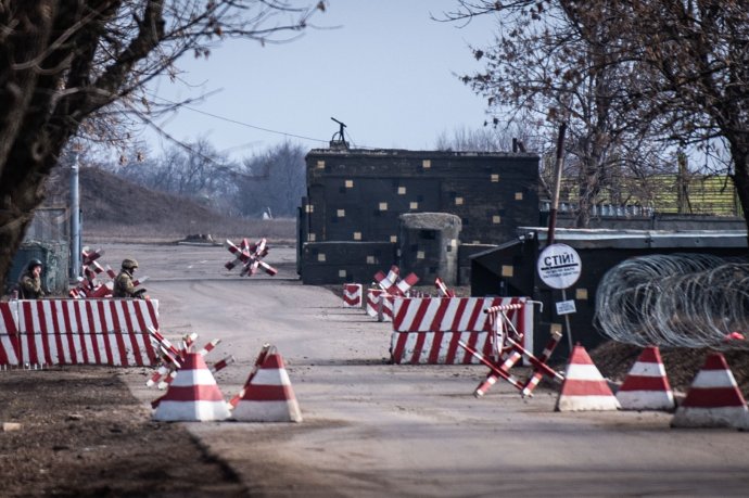 Pri zbombardovanom vojenskom letisku v Kramatorsku. Foto N - Vladimír Šimíček