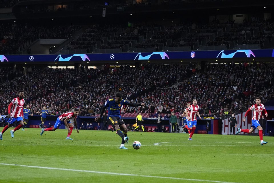 Anthony Elanga strieľa vyrovnávajúci gól. Foto - TASR/AP