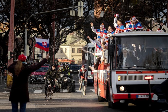 Hokejisti včera v Bratislave oslavovali s fanúšikmi. Foto N - Tomáš Benedikovič