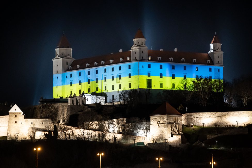 Bratislavský hrad vo farbách ukrajinskej vlajky. Foto N - Tomáš Benedikovič