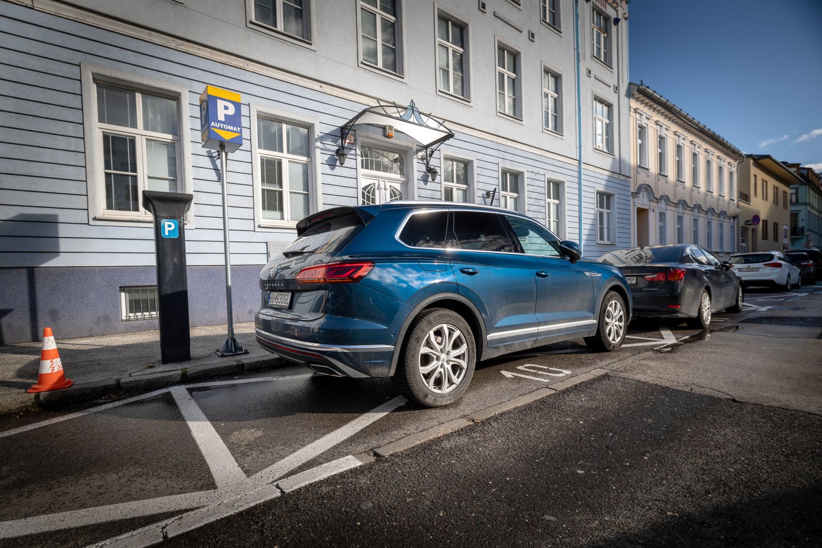 Pred centrálou Hlasu stojí luxusný Volkswagen Touareg, na ktorom Petra Pellegriniho vozí šofér, oficiálne zamestnaný v SAD Zvolen. Foto N - Tomáš Benedikovič