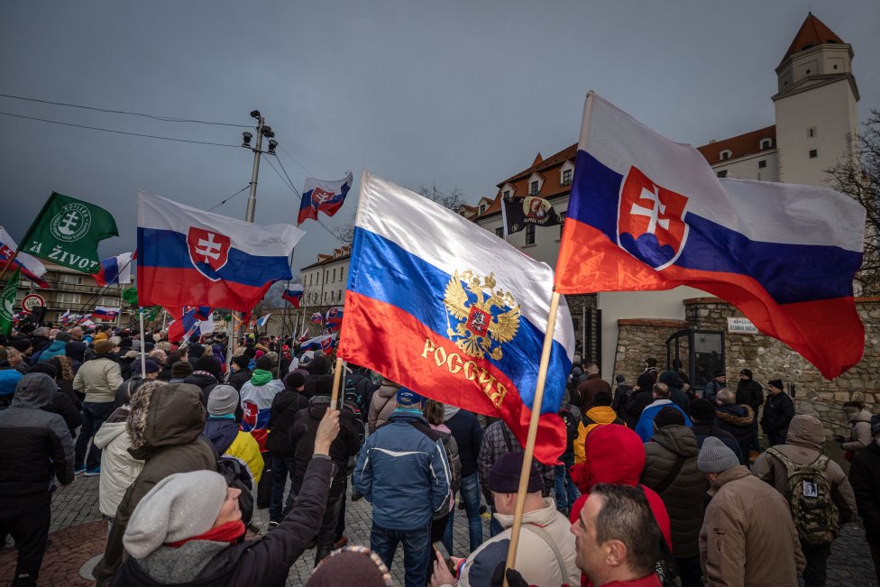 Protesty proti obrannej dohode s USA boli plné ruských vlajok. Foto N – Tomáš Benedikovič