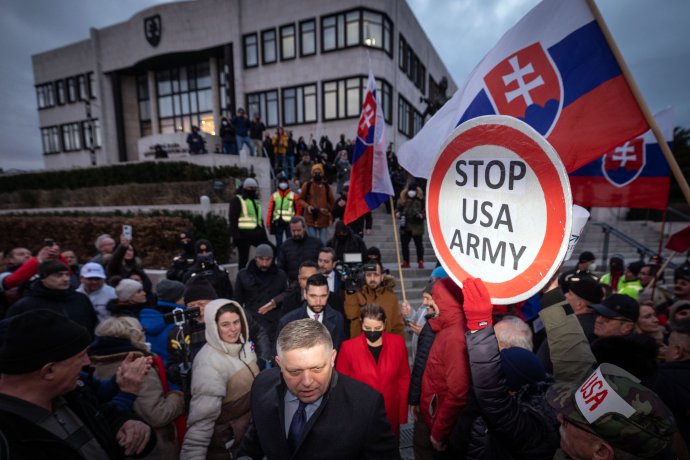 Protest pred Národnou radou, zúčastnili sa ho približne 2-tisíc ľudí. Foto N - Tomáš Benedikovič