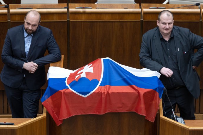 Poslanci Kotlebovej ĽSNS Andrej Medvecký a Peter Krupa. Foto N - Tomáš Benedikovič
