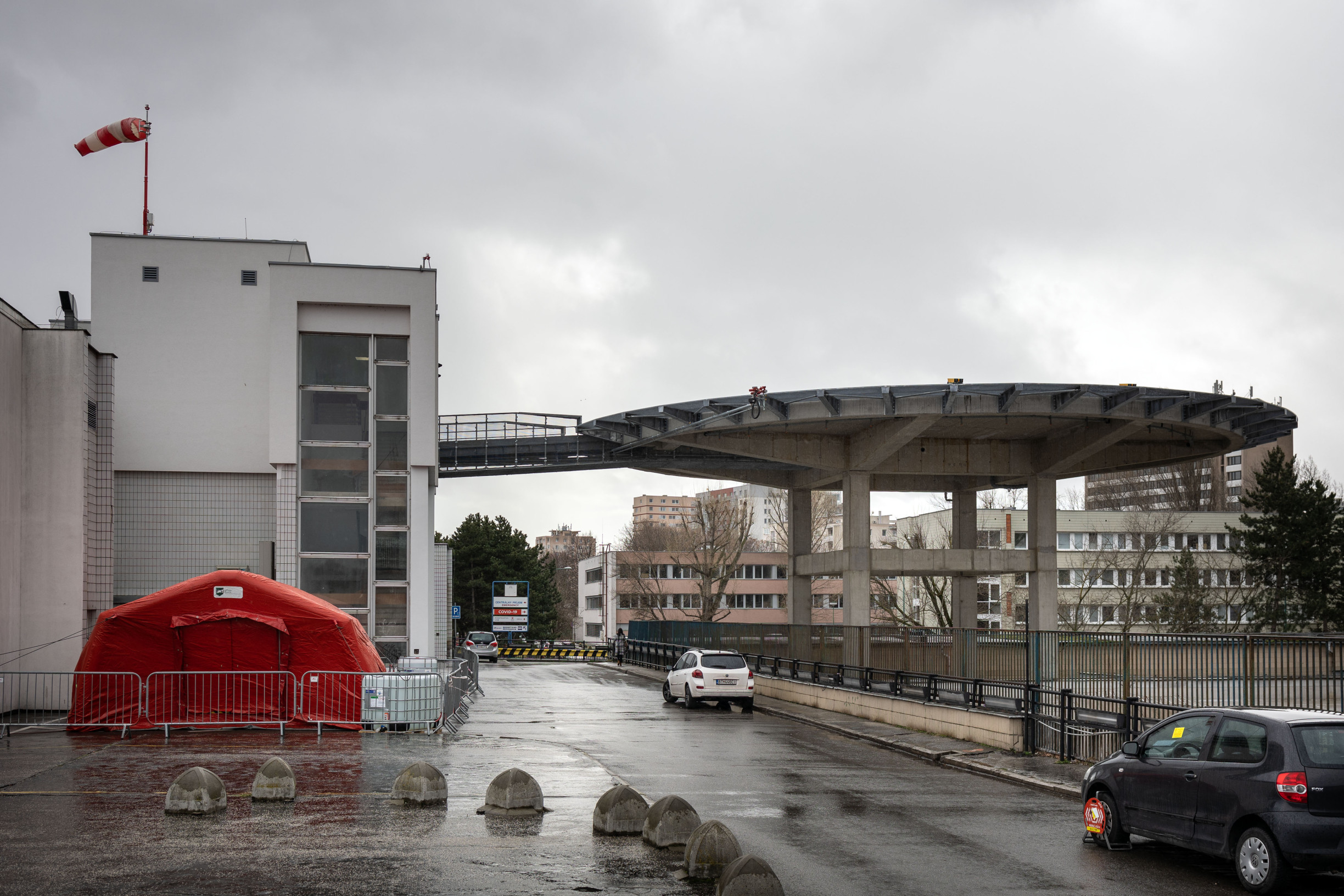 Začalo sa to podozrením, že lekár je zdrogovaný. Teraz odborári žiadajú Fica, aby riaditeľ najväčšej nemocnice skončil