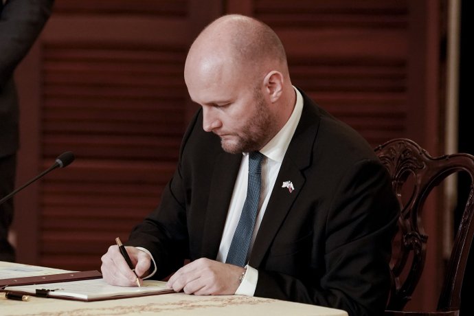 Minister obrany Jaroslav Naď pri podpise obrannej zmluvy vo Washingtone. Foto - TASR/AP