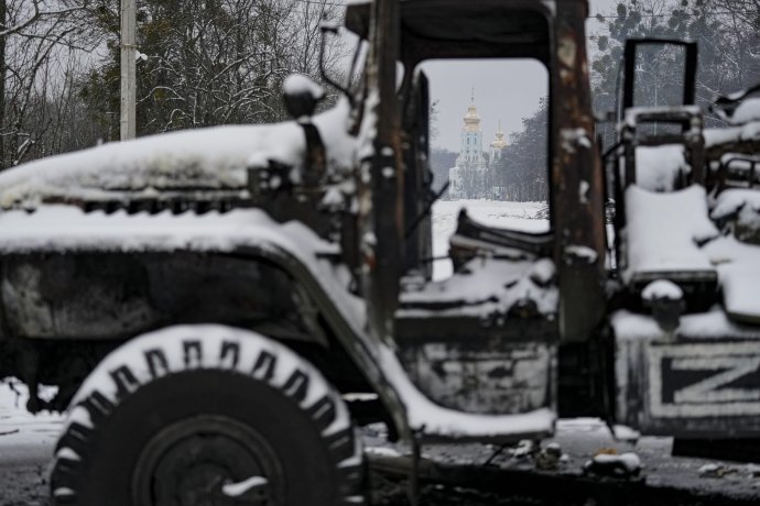 Zničené ruské vozidlo na predmestí Charkova. Foto - TASR/AP