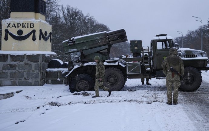 Ukrajinskí vojaci kráčajú okolo deaktivovaného ruského vojenského viacnásobného raketometu na predmestí Charkova. Foto: TASR/AP