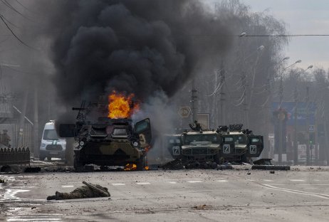 Vojenské vozidlo horí po bojoch v Charkove. Foto – TASR/AP