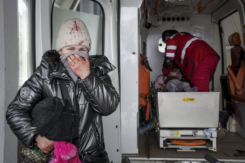 Záchranári sa snažia oživiť dievčatko zranené pri útoku v Mariupole. Podľa agentúry AP neprežilo. Foto - tasr/ap
