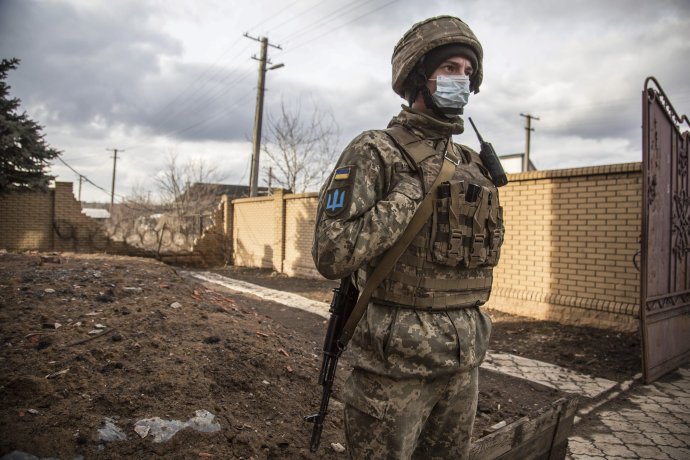 Ukrajinský vojak neďaleko dediny Novoluhansk. Ilustračné foto - TASR/AP