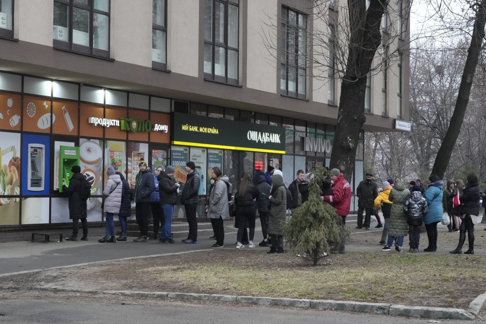 Ľudia v ukrajinských mestách stoja dlhé rady pred bankomatmi, aby si vybrali hotovosť. Foto ap/tasr
