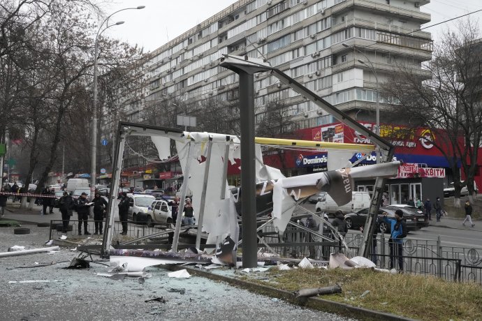 Následky ruského ostreľovania v Kyjeve. Foto - tasr/ap