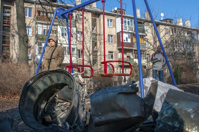 Časti vojenského vybavenia po ruskom údere v ukrajinskom Charkove. Foto - TASR/AP
