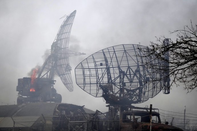 Zničené radary po útoku na ukrajinské vojenské zariadenie v Mariupoli. Foto - TASR/AP