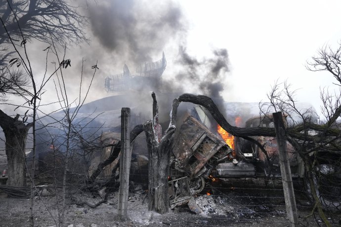 Zničené radary a ďalšie vybavenie po útoku na ukrajinské vojenské zariadenie v Mariupoli. Foto - TASR/AP