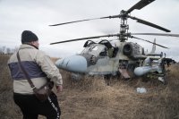 Jeden z najmodernejších ruských vrtuľníkov, KA-52, o ktorý útočníci prišli počas bojov o letisko Hostomeľ. Foto - TASR/AP