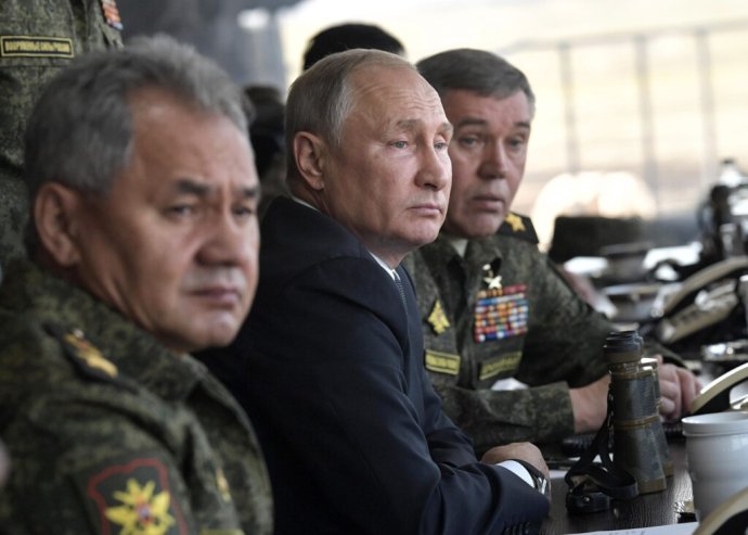 Szergej Sojgu, Vlagyimir Putyin és Valerij Gerasimov. Fotó – TASR/AP