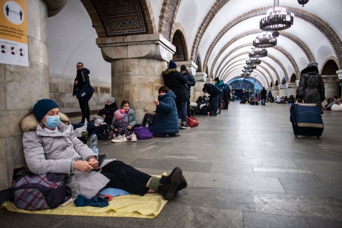 Ľudia sa schovávajú v kyjevskom metre. Foto N - Vladimír Šimíček