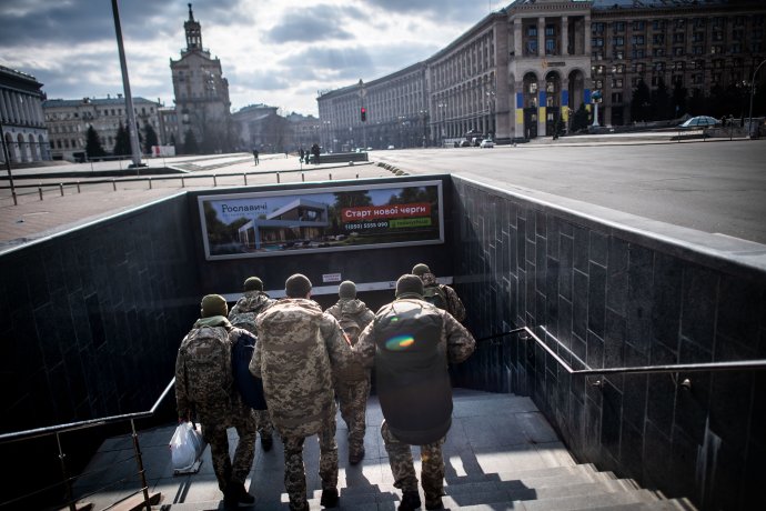 Vojaci vstupujú do metra na Majdane. Foto N - Vladimír Šimíček