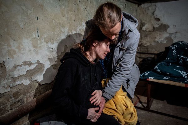 Vojaci v&nbsp;uliciach, ľudia v&nbsp;úkrytoch, raketou zasiahnutý panelák. Ako to vyzerá v&nbsp;Kyjeve v&nbsp;tretí deň ruskej invázie